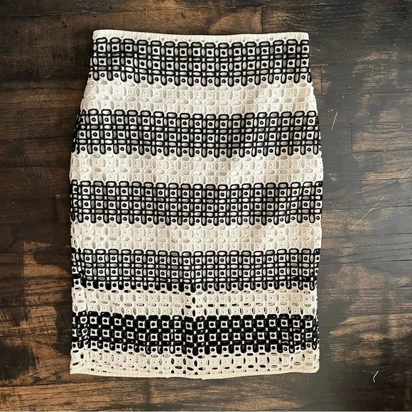 Women’s Banana Republic Skirt Size 6 Black White Embroidered Eyelet Pencil - Picture 2 of 5